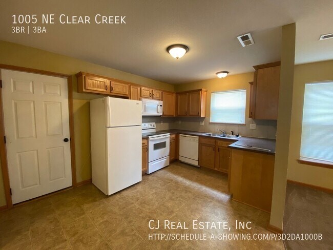 Building Photo - 1005 NE Clear Creek Rd