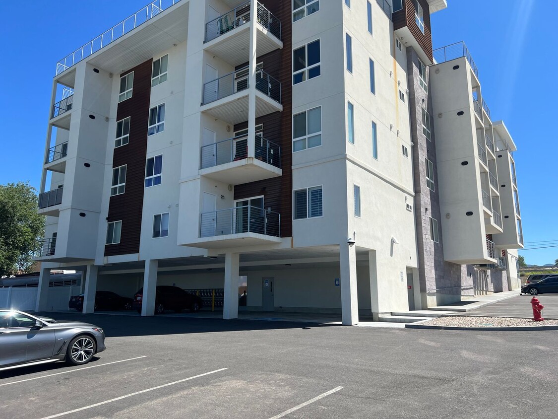 Primary Photo - 3 Bedroom/3 Bathroom Top Floor Condo in Cl...