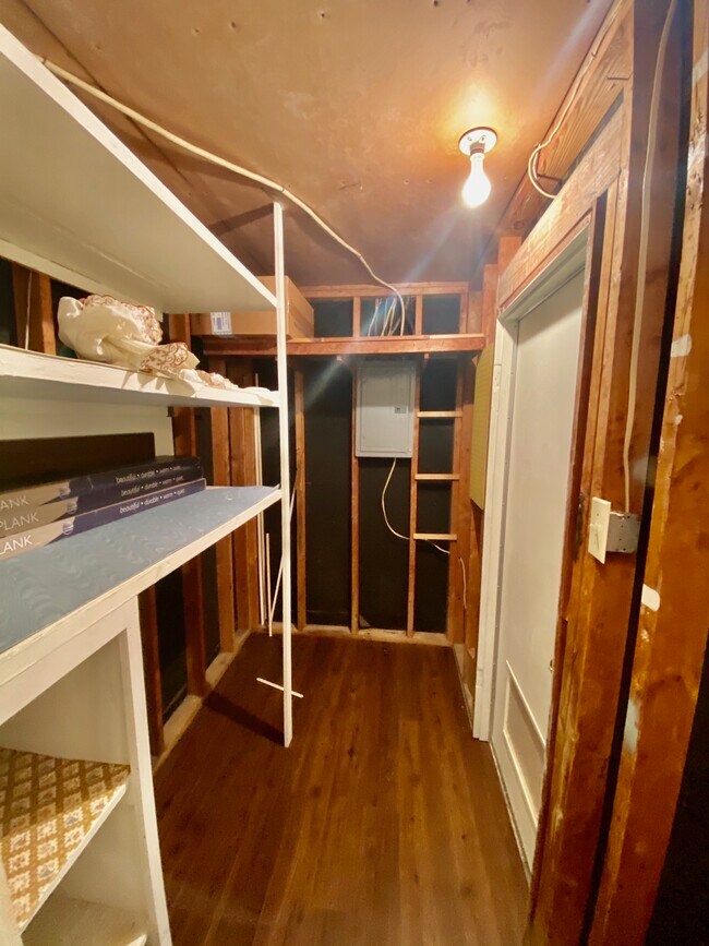 Área de lavandería y almacenamiento - 2033 Loyd St