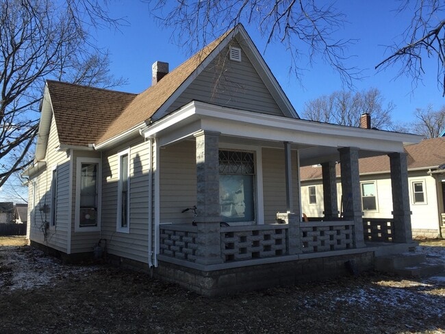 Photo - 3Bed/2Bath House with Off-Street Parking, Washer/Dryer. Close to Bus Route & Pet Friendly