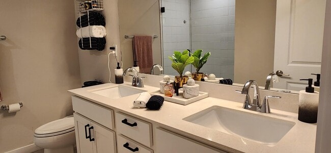 Building Photo - 1030 W Davis Pkwy