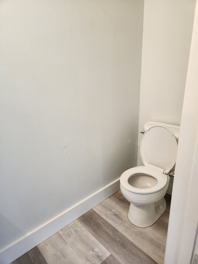 Foto del edificio - Recently Renovated 3 Bedroom Campus Duplex!