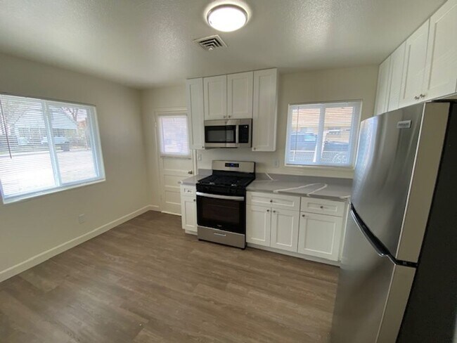 Building Photo - Remodeled Ranch Duplex