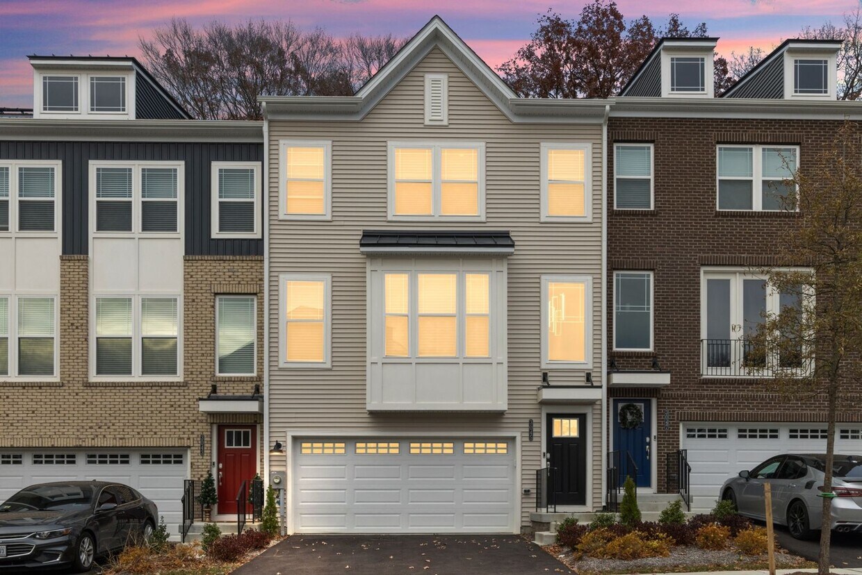 Primary Photo - Spacious 3BR Townhome in Bryans Road