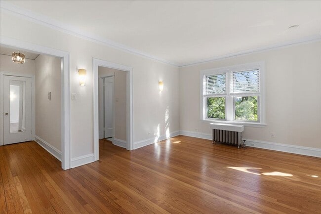 Building Photo - Large Studio in Andersonville