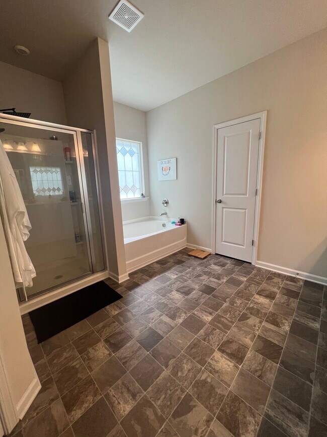 Master bathroom - 218 Piedmont Cir