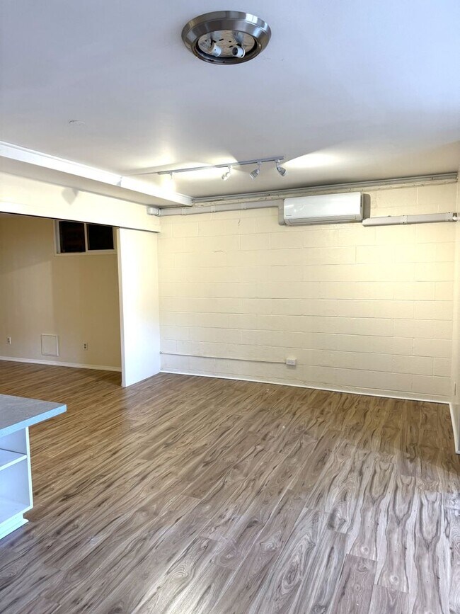 Foto del edificio - Highly Desirable Dowsett - Move-in Ready One Bedroom - Internet Included!