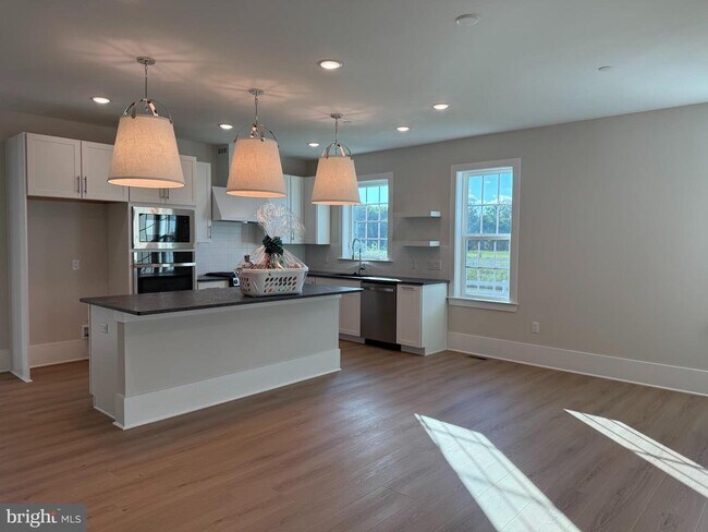 Building Photo - 1404 Justin Dr