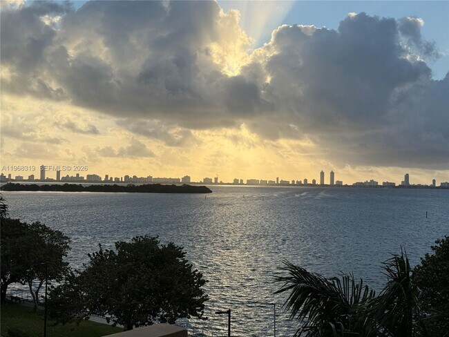 Foto del edificio - 880 NE 69th St