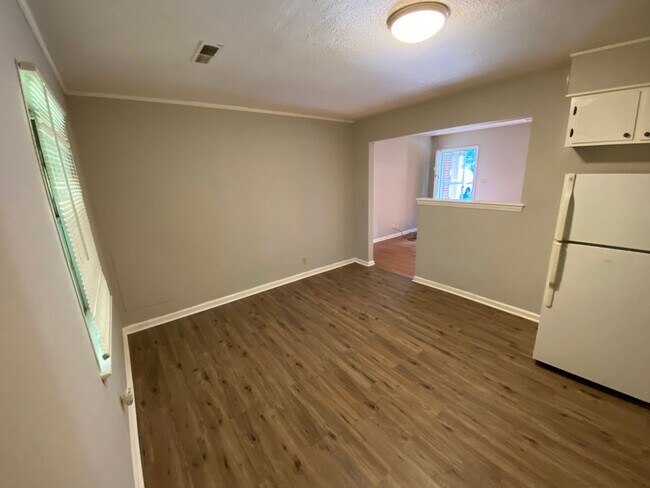 Building Photo - Nicely updated 2 bed 1 bath duplex
