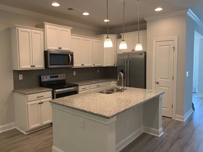 Foto del edificio - 4 Bedroom, 2.5 Bath, Pet Friendly Town Home with Garage Within Barefoot Resort and Golf! Availabl...