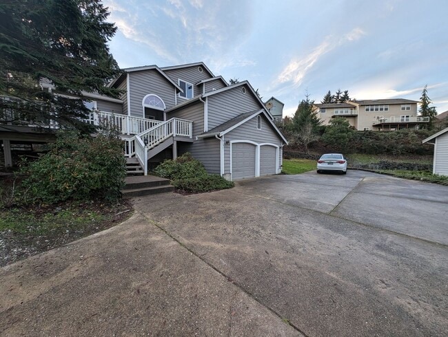 Building Photo - Illahee Home with a View and Two Master Be...