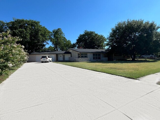 Building Photo - Newly Remodeled 4 bed 3 bath