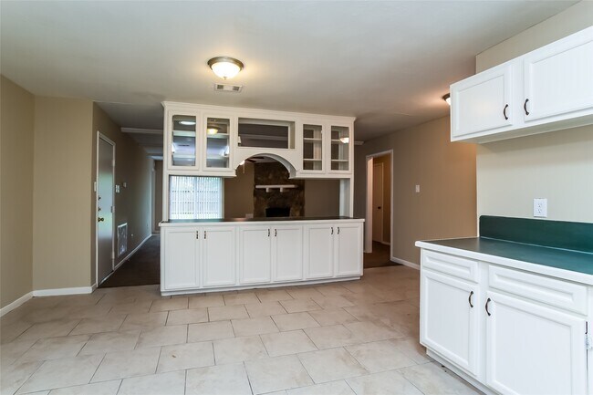 Building Photo - 3327 Sycamore Springs Dr