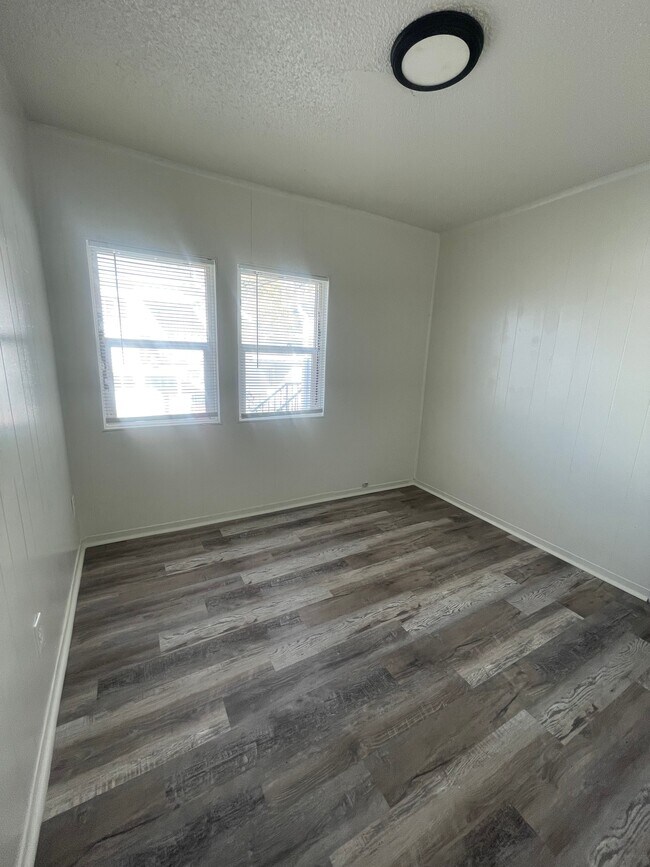 Building Photo - 1291 E Villa Vis Ave