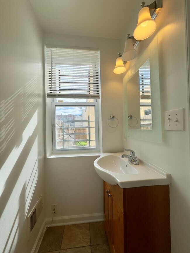 Building Photo - Charming 3 Bedroom/2.5 Bathroom Townhome i...