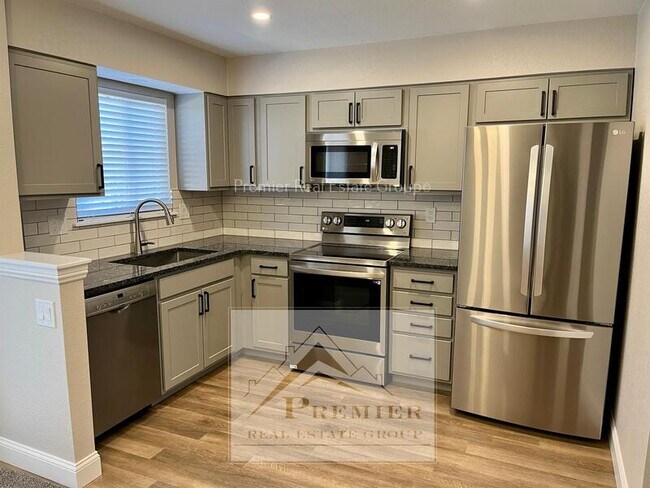 Foto del edificio - 7905 Lexington Park Dr