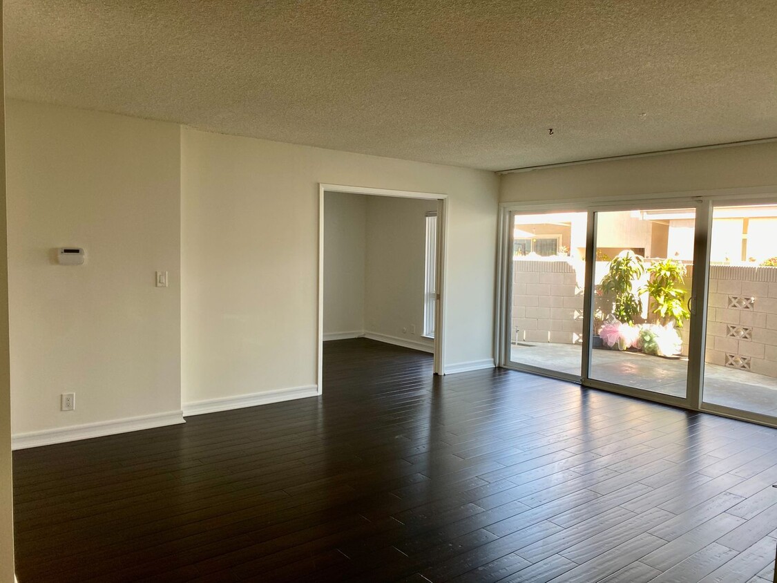 Foto principal - SPACIOUS 2 BEDROOM 1 BATH CONDO