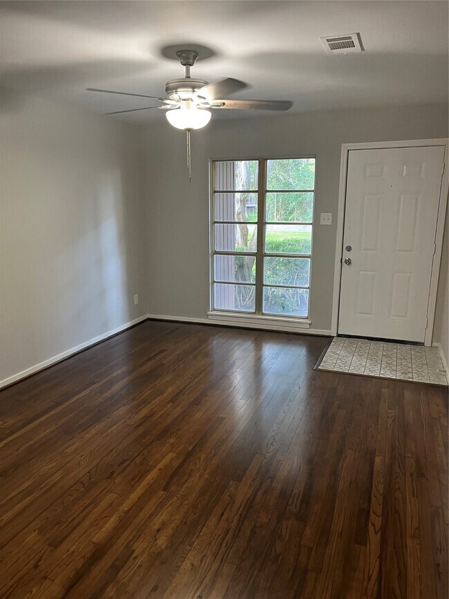 Foto del edificio - 7202 Carver Ave