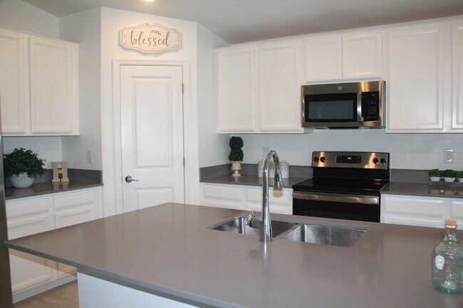 Foto del edificio - 5010 Four Strand Ct