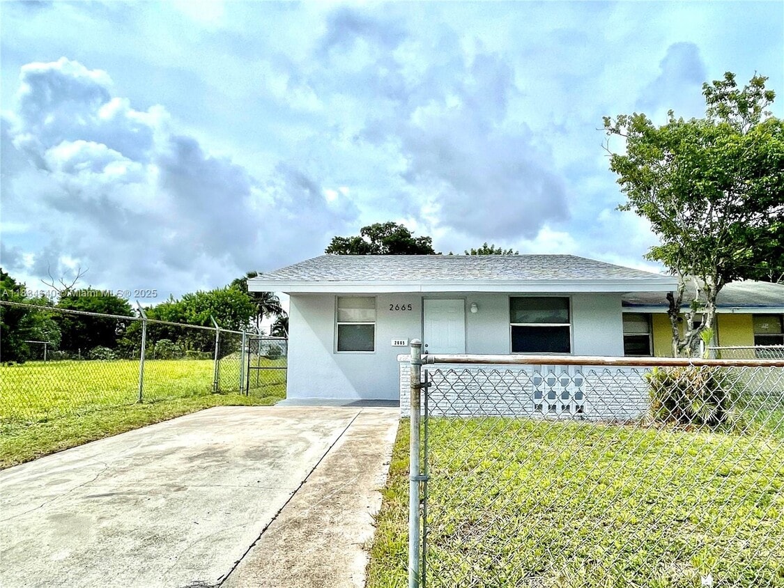Primary Photo - 2665 NW 20th St