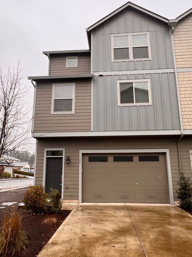 Building Photo - Woodland Townhome Just Minutes from i5