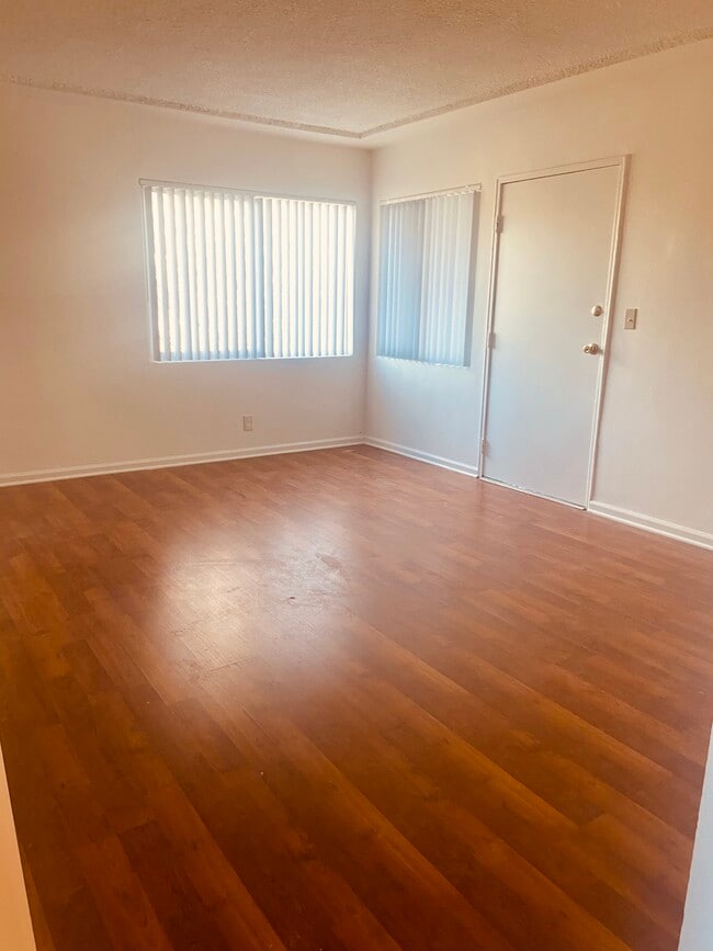 Building Photo - 12921 Oxnard St
