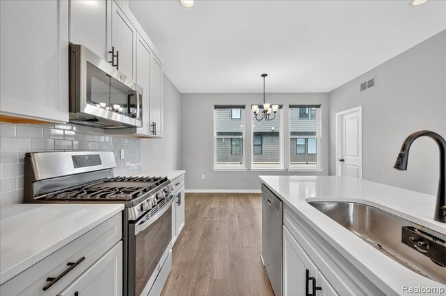 Building Photo - 1087 Hampton Cir