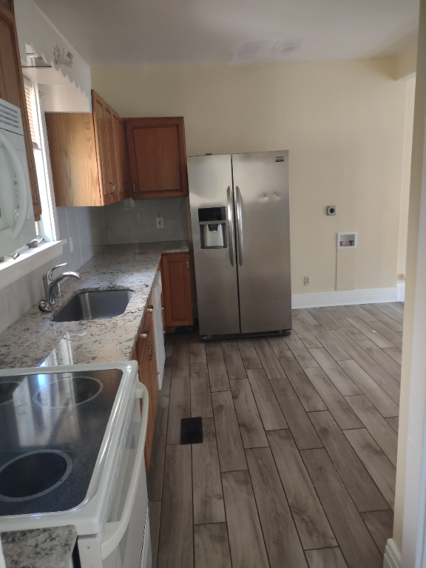 Building Photo - 261 Brooks Ave