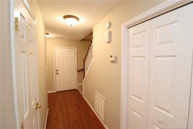 Foto del edificio - 211 Amberglow Pl