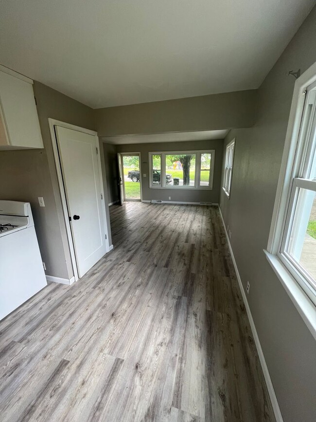 Building Photo - 3 Bed/2 Bath House for Rent! NO APPLICATIO...