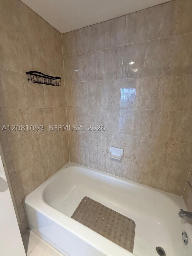 Foto del edificio - 1300 NE Miami Gardens Dr