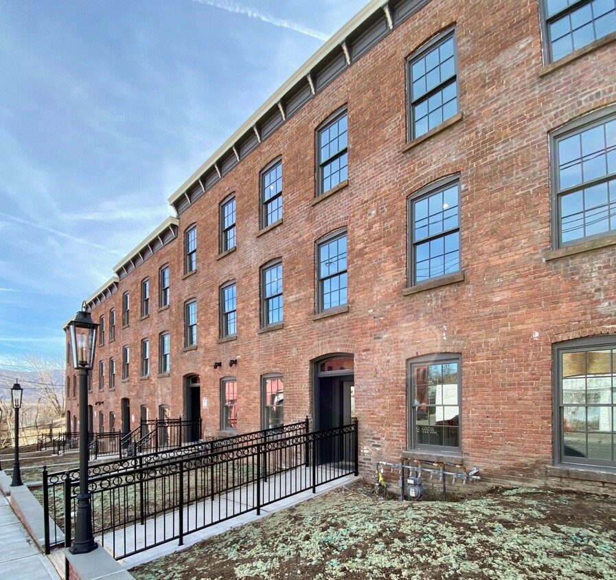Primary Photo - 69 Renwick St