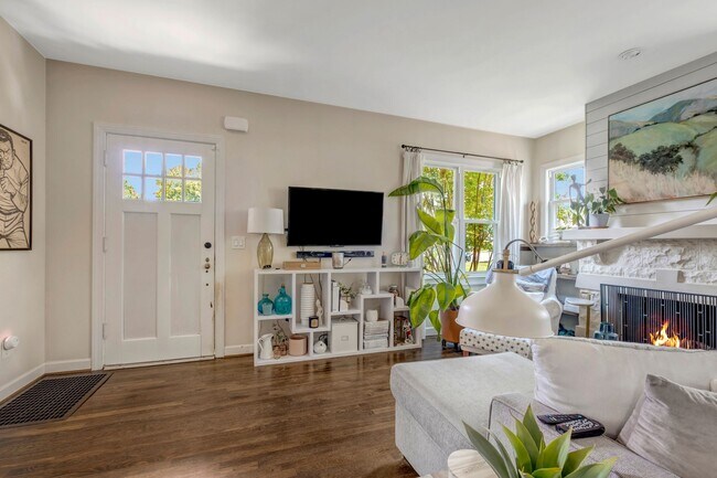 Foto del edificio - 3705 Burrus St