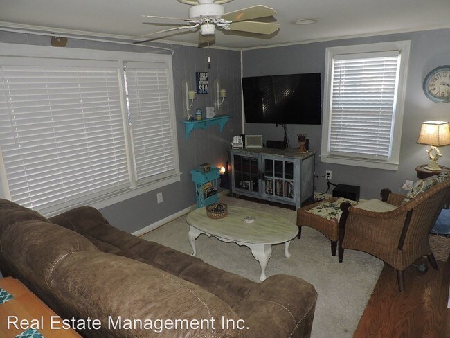 Building Photo - 2 br, 1.5 bath House - 390 Pearson Cir