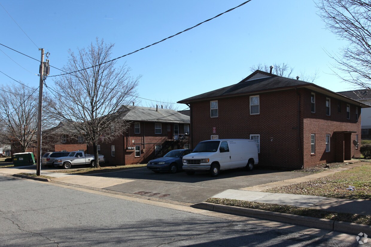 Building Photo - Scales Manor