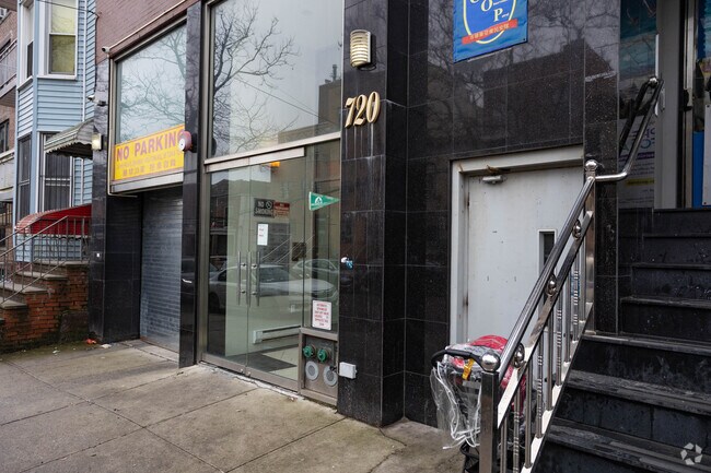 Entrance Photo - 720 57th St