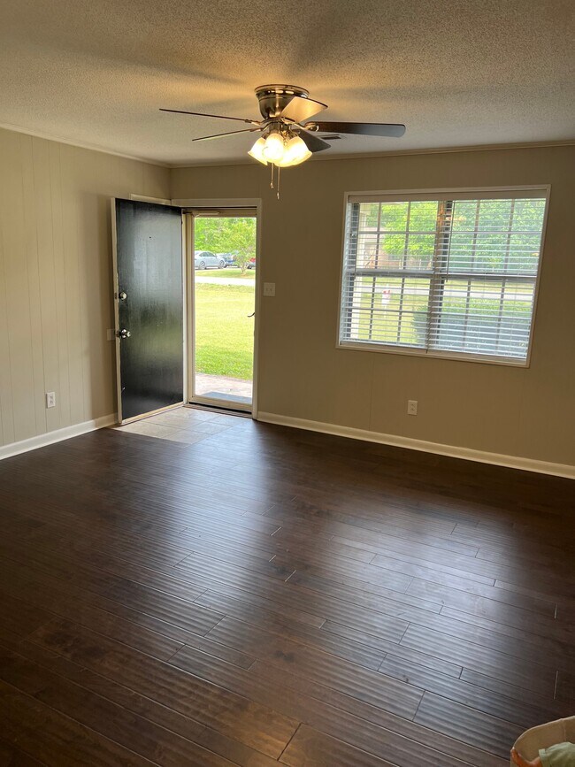 Foto del edificio - 455 Ruby Johnson Dr