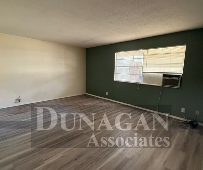 Building Photo - 2BEDROOM/1 FULL BATH