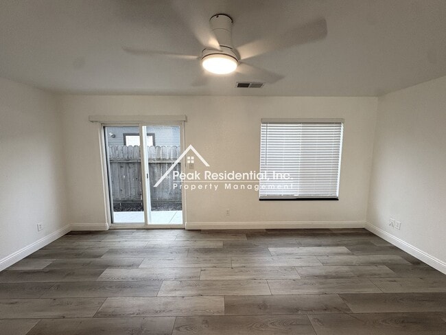 Building Photo - Great 4 Bd/2.5Ba Duplex with 1 Car Garage!