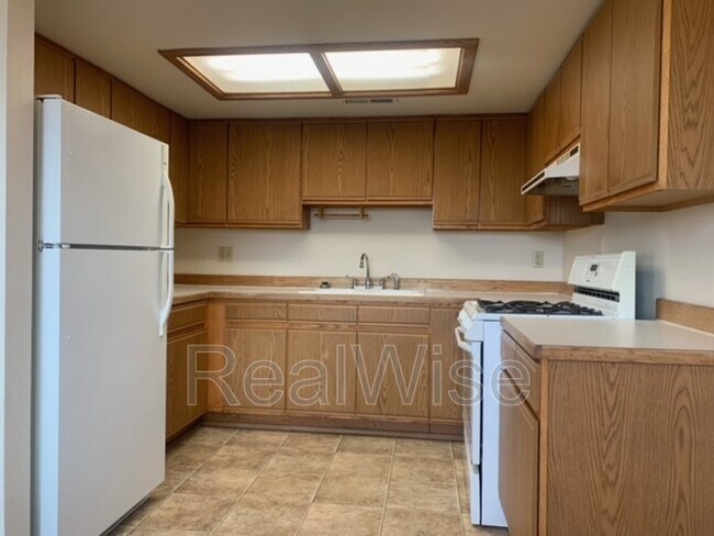 Foto del edificio - 1820 NE Foothill Blvd