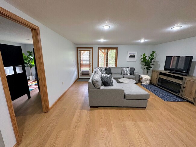 Building Photo - 499 Hannah Loop
