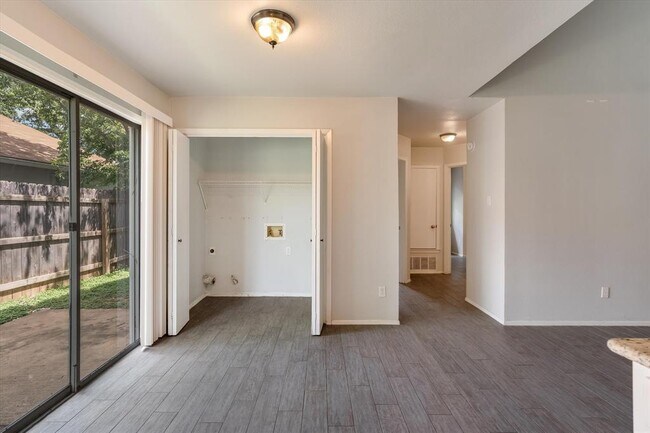 Building Photo - 11906 Sunhillow Bend