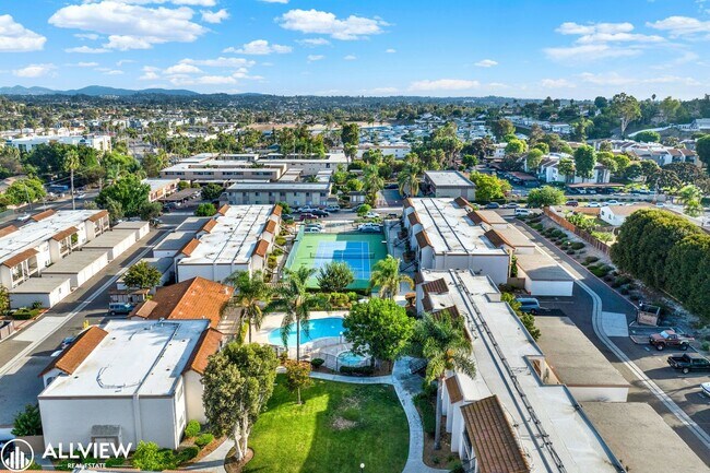 Foto del edificio - Modern 1-Bed Upstairs Condo with Garage & ...