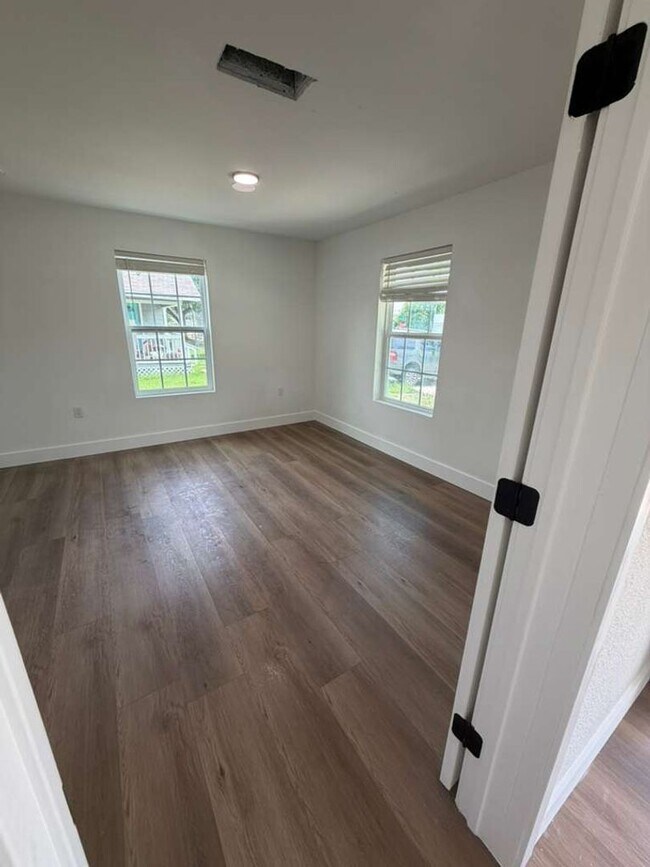 Foto del edificio - BEAUTIFUL HOME IN LA PORTE. MOVE IN READY!.