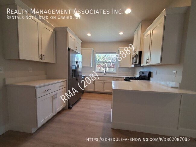 Building Photo - 1274 S Cloverdale Rd