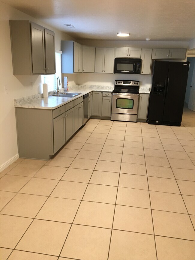 Full kitchen, new dishwasher, new cabinets, new countertops - 248 N 300 W