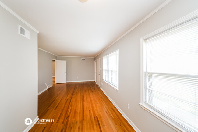 Building Photo - 3085 Cromwell Ave