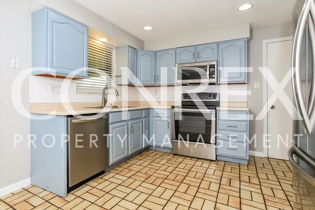Building Photo - Beautiful Brick Ranch House with Breakfast...