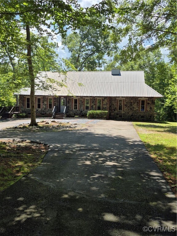 Building Photo - 9050 Higgins Rd